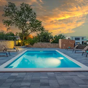 https://seaside-apartments-with-shared-pool.pula-hotels.org